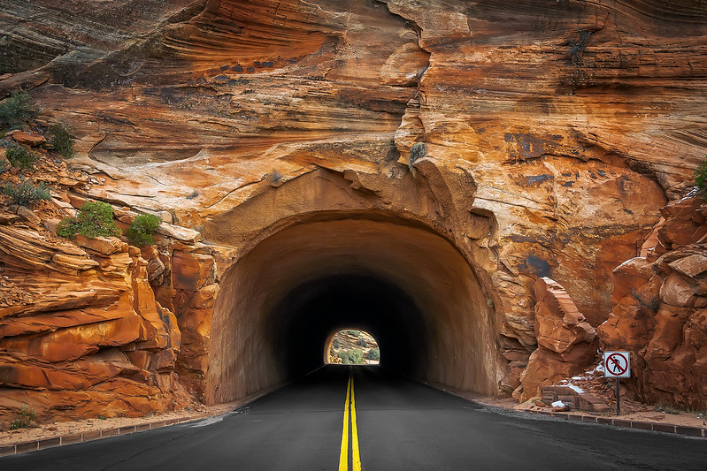 NaoCasanova's tweet photo. No es fácil el encaje viario en el Parque Nacional Zion (Springdale, Utah). https://t.co/Rj6L32HcK9