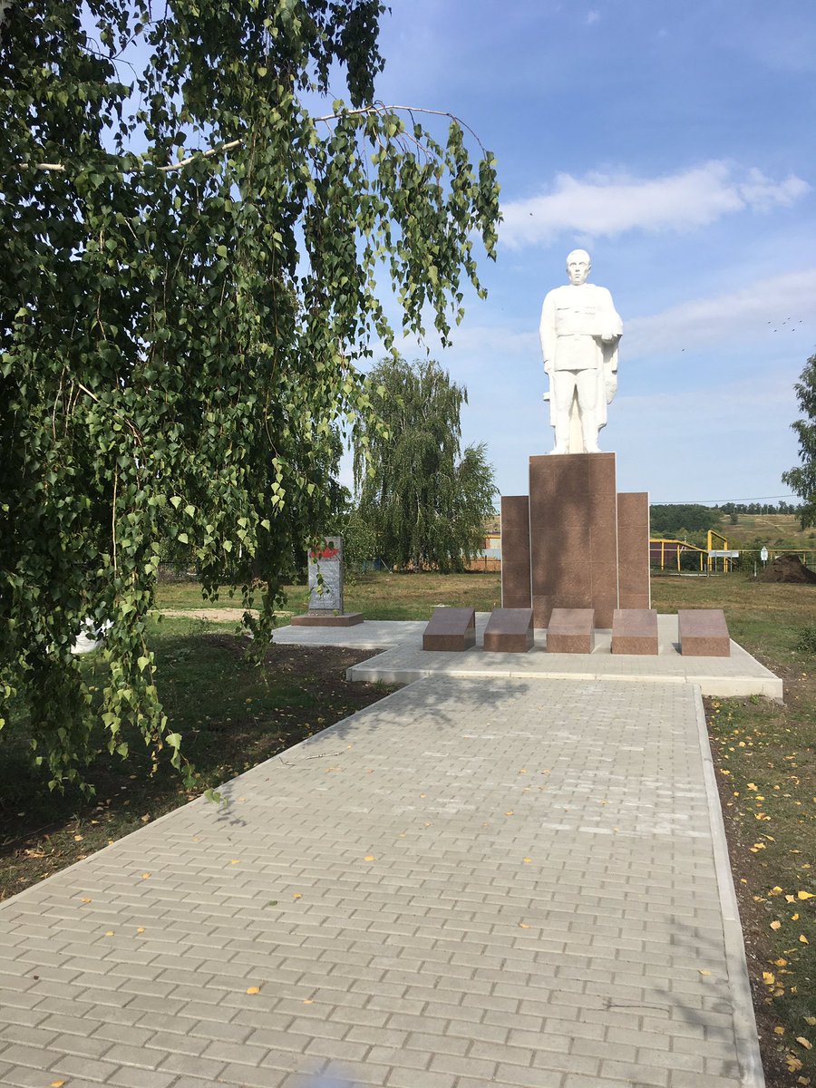 Есть и минусы. Жители Мусорки пожаловались на качество работ, выполненных по ремонту памятника погибшим ВОВ - некачественно выполнено покрытие. Дал задание переложить брусчатку. В таком виду работы приниматься не будут.