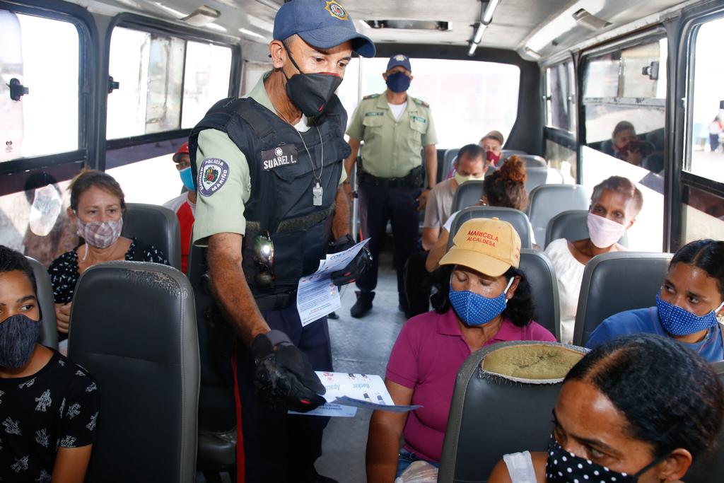 DanteRivasQ's tweet photo. Profundizamos la lucha contra el #Covid_19 en #NuevaEsparta con despliegues especiales y campañas de concientización para garantizar el cumplimiento de las medidas de bioseguridad en plazas, terminales y comercios junto con los cuerpos policiales, la FANB y el pueblo organizado! https://t.co/0rQQdEJ1X0