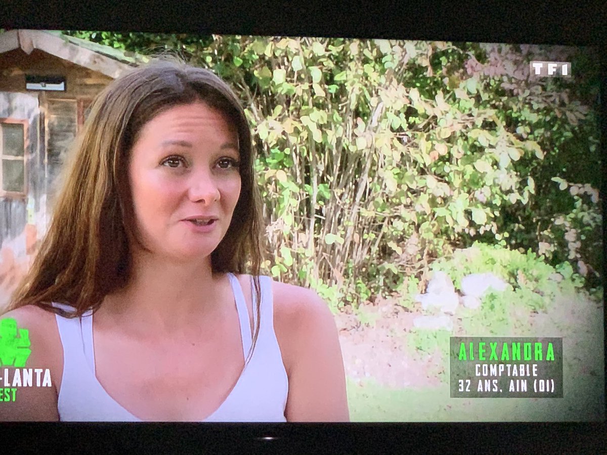 Tim78M's tweet image. Mais c’est une ouf elle c’est le premier jour elle est defoncée 😭😭 Obligée elle clams dans 20 minutes 😂 #KohLanta