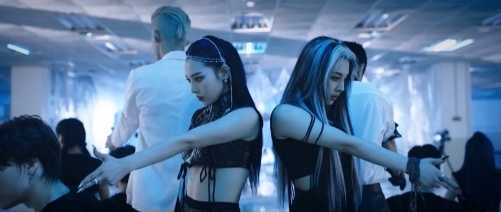 MINNYKARD's tweet photo. i really hope we get to see these outfits live 😔 https://t.co/jmSQ5UXvgS
