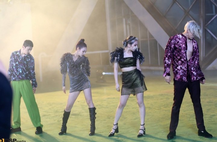 MINNYKARD's tweet photo. i really hope we get to see these outfits live 😔 https://t.co/jmSQ5UXvgS