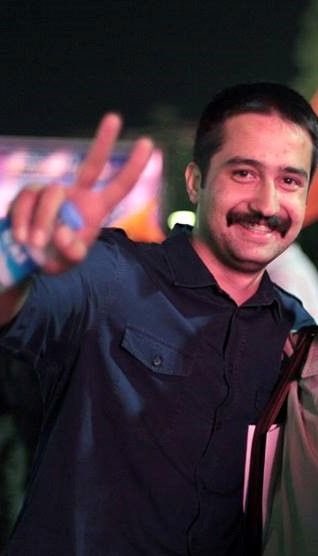 Benzeri olmayan bir vahşi kötülüğün iktidarı bu. Biz buradan da ayağa kalkarız. Geçmiş yanlışlıklara düşmeden, ayrışmadan bir arada olarak.

Hukukçunun bile savunması muhatap alınmıyorsa, artık hesap sorma zamanıdır. Adaleti  mücadelemizle  yeşertelim.
#AytaçÜnsalaSahipÇık