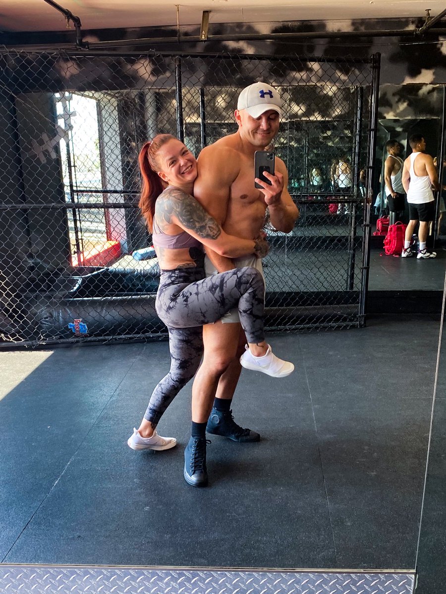First gym session together, her form is 10/10