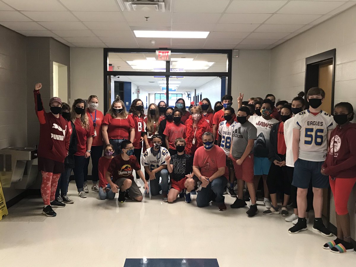 leighprogers's tweet photo. House Spirit Day @ETBoothMS with 7th grade #houseredfoot #empathy https://t.co/8AHjqeV9d2