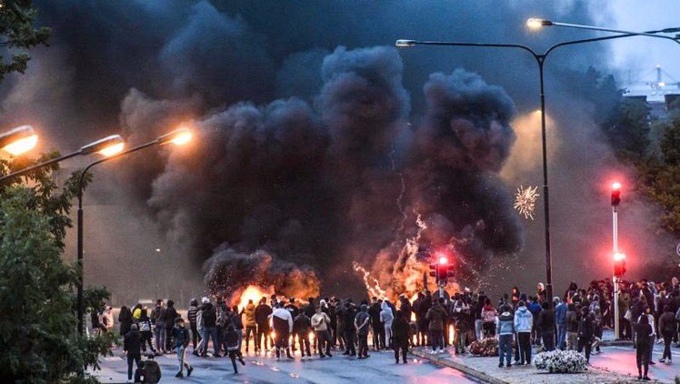 BREAKING: HUGE riots are taking place in Malmö, Sweden after the Danish far-right group "Stram kurs" burned the Quran ( @Faytuks)