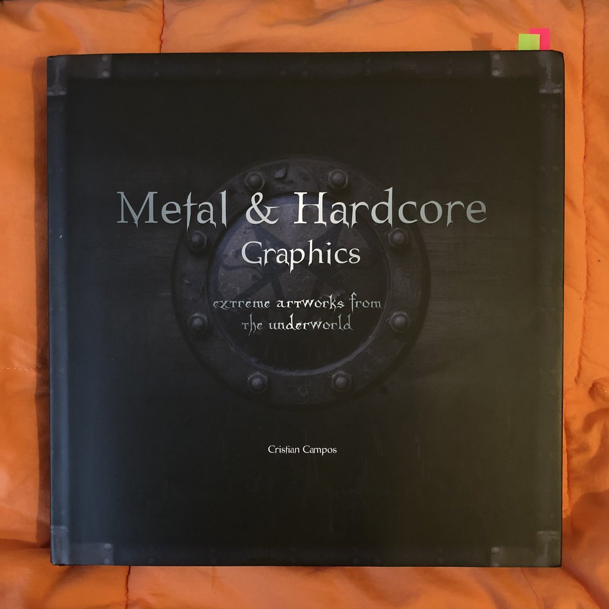 comprei uns livros da martins fontes na promo (corre la no site) e um deles foi essa BIBLIA de referencias de artes de metal. sao 3kg de merch, capas, posteres, etcetcetc

pqp 