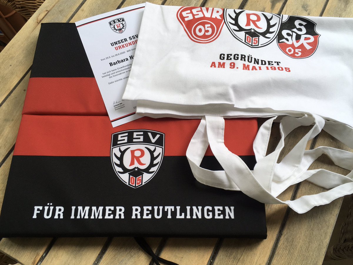 bahajos's tweet photo. Wer ne Dauerkarte hat, braucht ein Sitzkissen 😉. Danke für das Päckchen, @ssvreutlingen05. #unserssv https://t.co/TPwOh40M8X