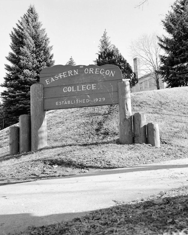 eoumountaineers's tweet photo. #FlashbackFriday our campus sign in 1969! Send us photos from your time at EOSC or EOU.
😎 💙💛#EasternEdge #FlashbackFriday #easternoregonstatecollege #history https://t.co/VGJKcpavrX