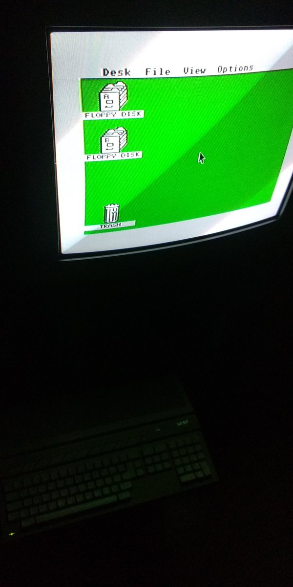DavidBonus's tweet photo. ¡Qué gustazo que estas máquinas sigan funcionando después de tantos años! @Ignaciofase78 #atari520ste https://t.co/KsoO2N3n2p