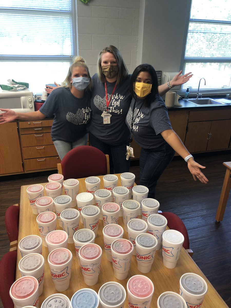 Mrs_Horner3's tweet photo. The @HPPMBobcats leadership team and @HPPMPTA made our week! Happy Friday! Thank you for all your support and hard work!! 💗💗 https://t.co/Getdfkjfgs
