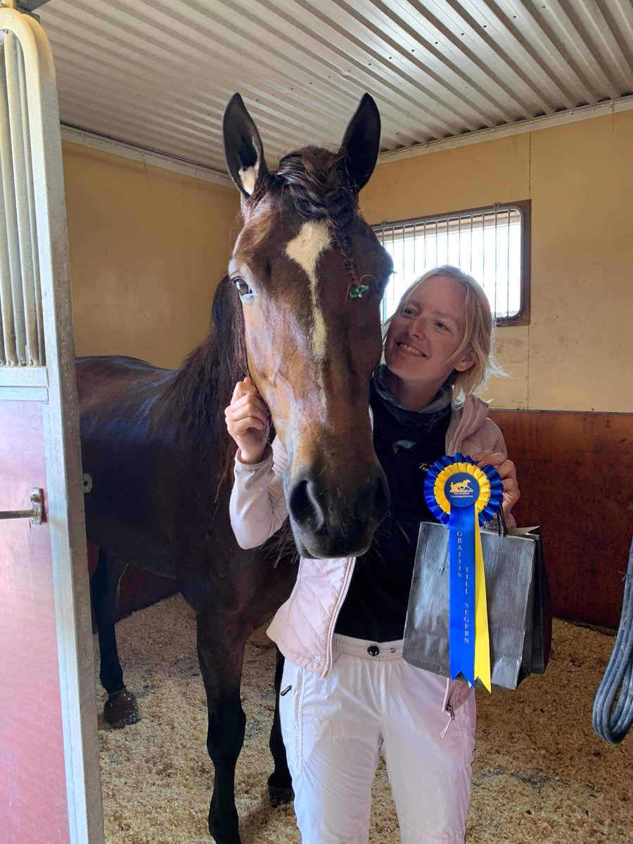 Brenne Bitti med skötare Christina efter segern på Rättvik🥇