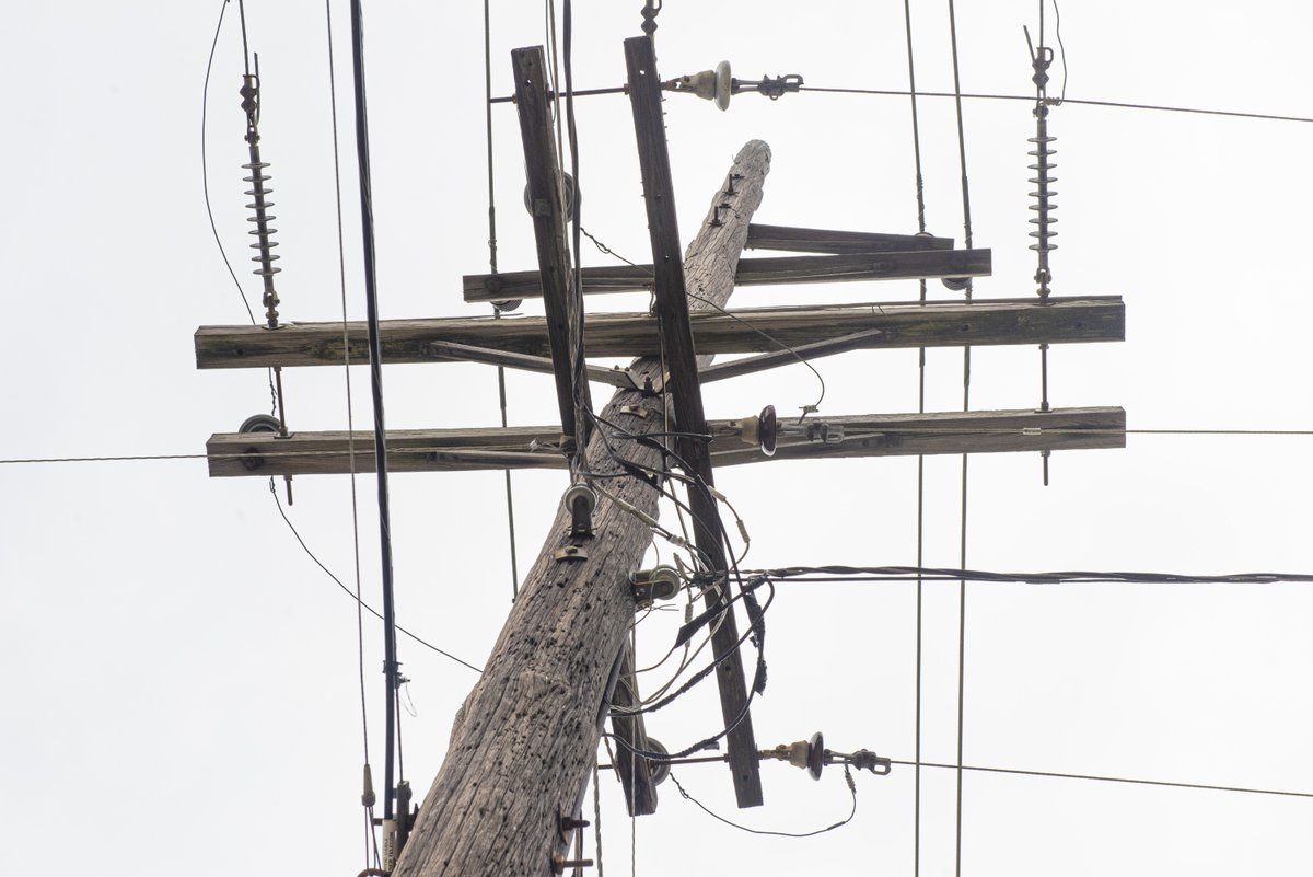 HubbellPowerSys's tweet photo. #WhenYouSeeIt - When this wooden distribution line pole was installed years ago, little did we know how relevant it would still be in 2020! #StandingTheTestofTime #GridHumor https://t.co/MoHs0Om3RA