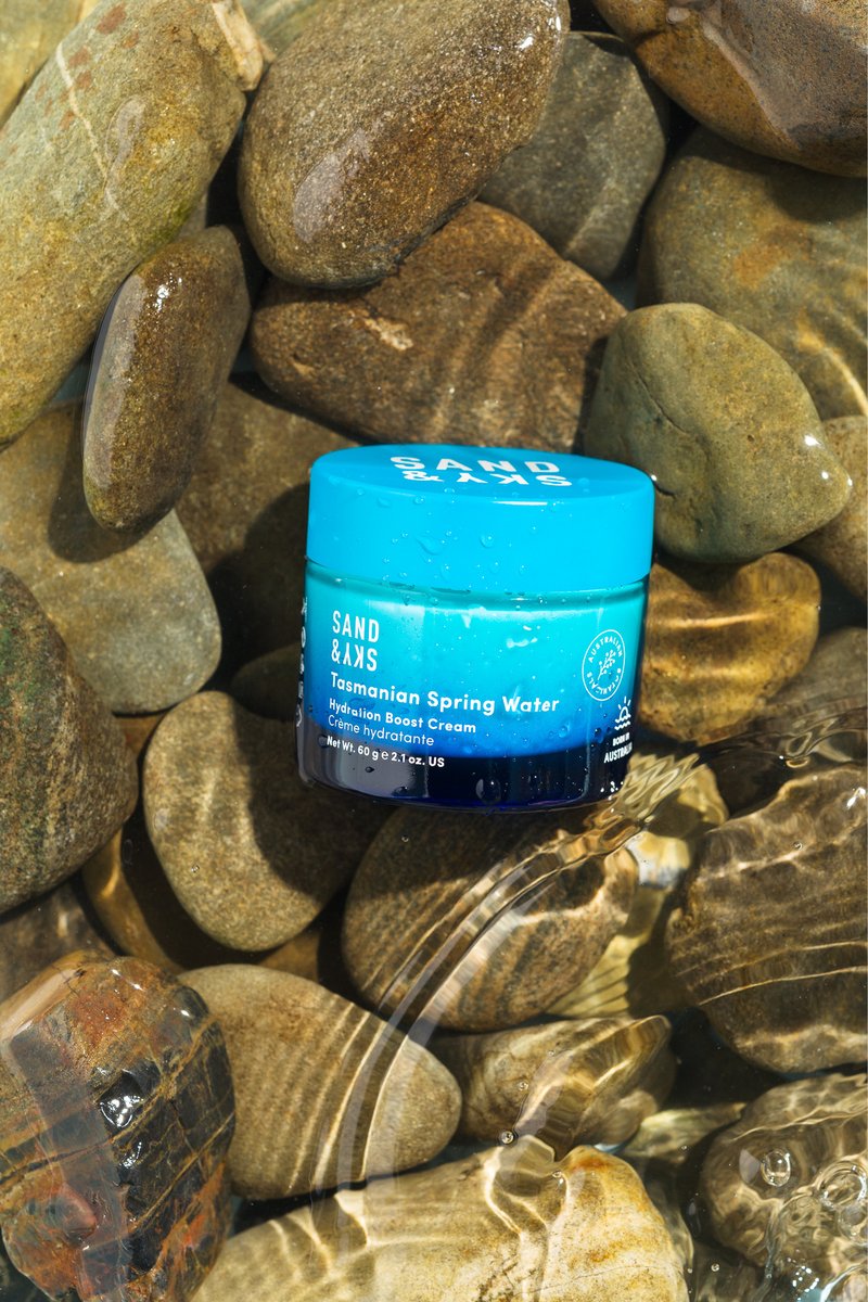 Have you met our Hydration Boost Cream yet? 🌊  ​ 💦 Tasmanian Spring Water takes centre stage with its mineral-rich properties 💦 Tasmanian Sea Kelp reduces fines lines ​💦 Red Algae Extract forms a protective 'second skin' feel  ​​ ​AVAILABLE NOW ▶︎ bit.ly/2Yz25Im