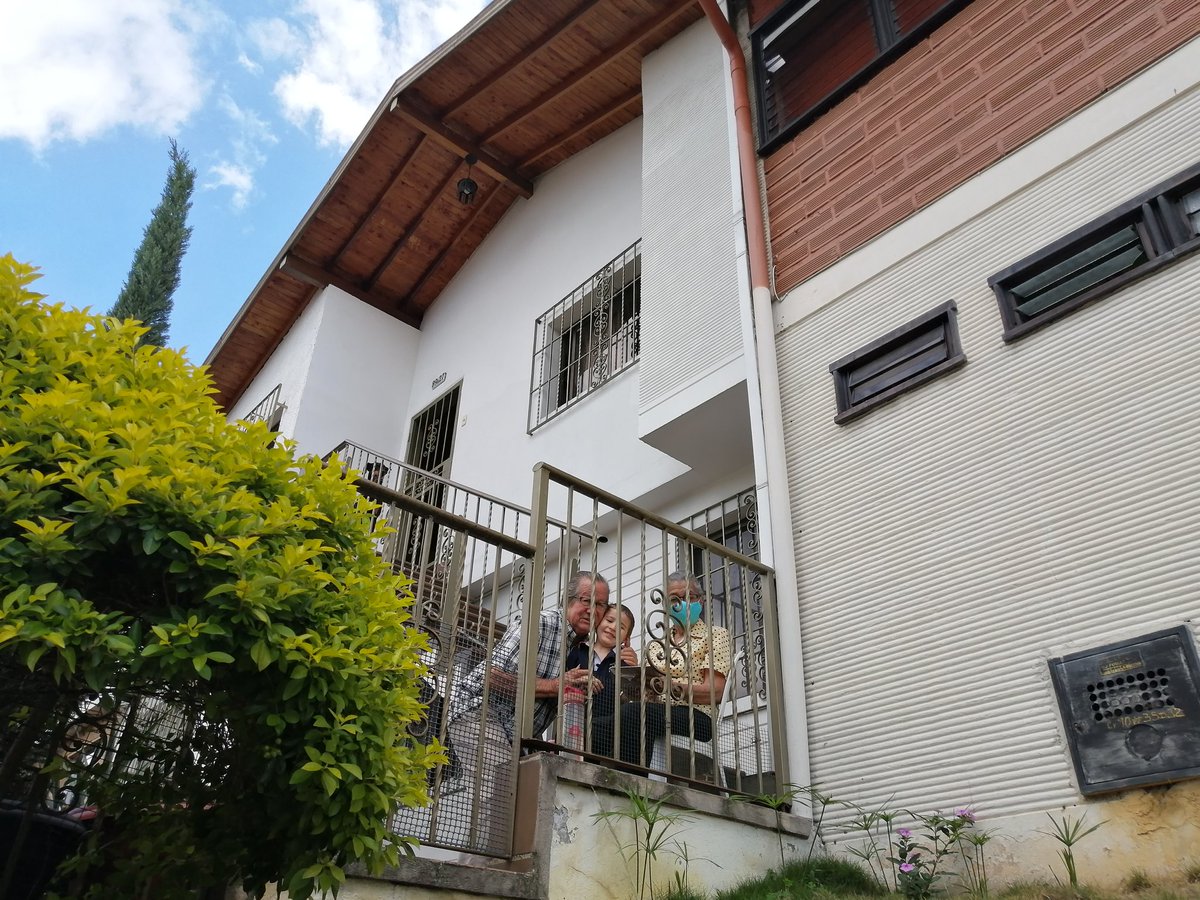 camilaramirezci's tweet photo. El Recreo Bingo sigue llegando a las comunas de Medellín, #ElINDERSeSiente en la comuna 12.
🎉🚀🌈💚💚💚. #RecreandosRecorreMedellín
#QuedateEnCasa
@INDERMEDELLIN @DianaToroZ @JaimeVillayepe3 @franciamolina_ @ConyGomez07 @erickcogo https://t.co/LSBZsT5CZp