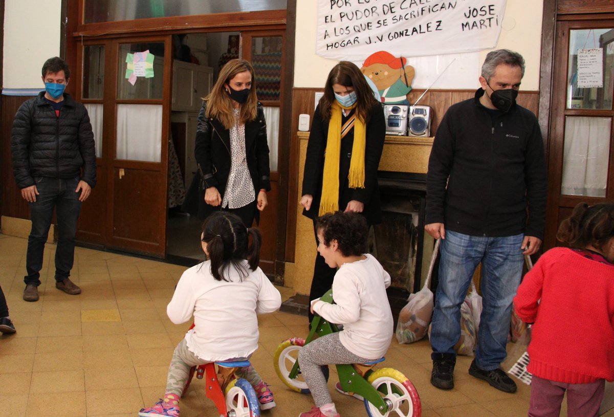 vtolosapaz's tweet photo. Hoy participamos de donaciones junto a @larroqueandres, @andreaballeto del @MinDesarrolloBA y @lriesgo de @SubPSC_PBA en los Hogares Joaquín V. González y Bernardino Rivadavia. Se entregaron juguetes, kits de cultura sanitaria y leche maternizada por parte de @Fundanone https://t.co/3j4vczV9dA
