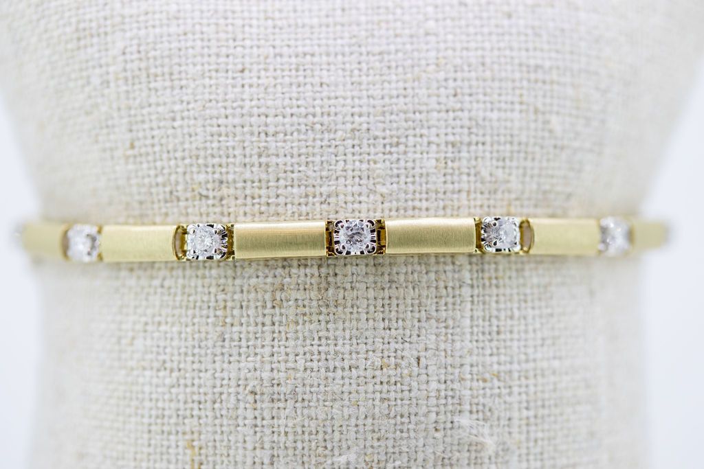 BoiseDiamond's tweet photo. This 14K yellow gold diamond bracelet is perfection 😍 https://t.co/PeiPS3Zdtu