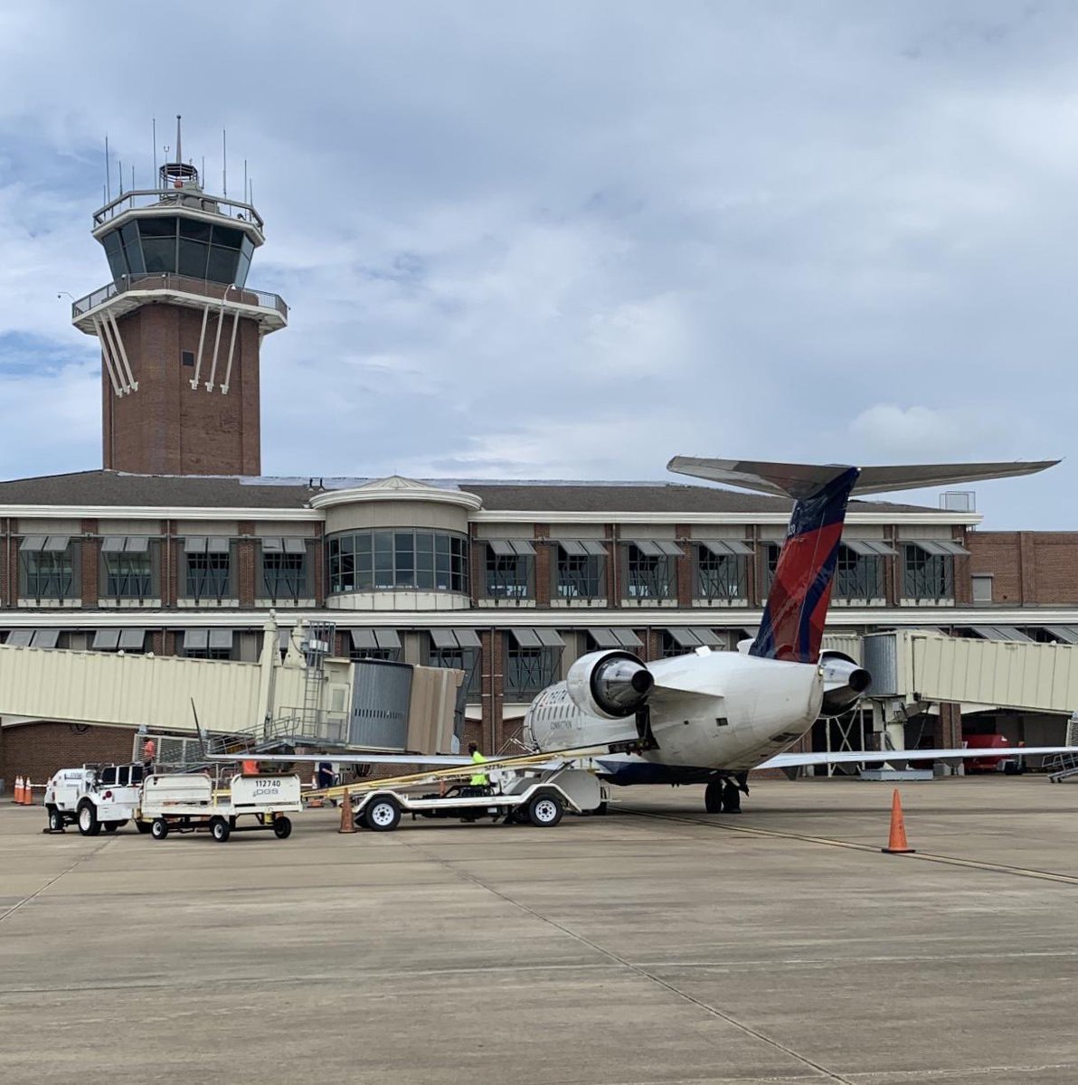 EnglandAirpark's tweet photo. Alexandria International Airport (AEX) is open and flight service has returned after the storm. Please be sure to check directly with your airline for any updates to flight schedules. #WelcomeBack #ThankYouForFlyingAEX #ThankYouToAllWorkers #FlySafeAEX #EnglandAirpark #FlyAEX https://t.co/uKNb4kRHtv