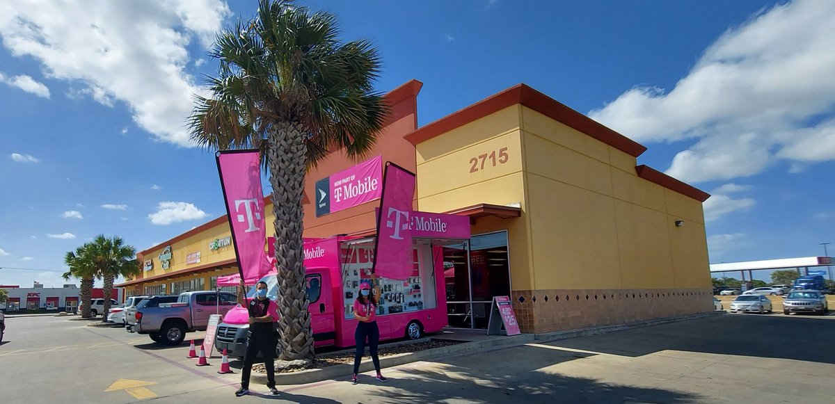 rubrenrey's tweet photo. Thank you @CSILVA1981 and your amazing team for welcoming us to #TheNewTMobile of Brownsville! The #RGVTruckSquad had an #uncarrier time and we can't wait till we come back! #TexasDNA #magentamadness https://t.co/hU2ImYUzw1