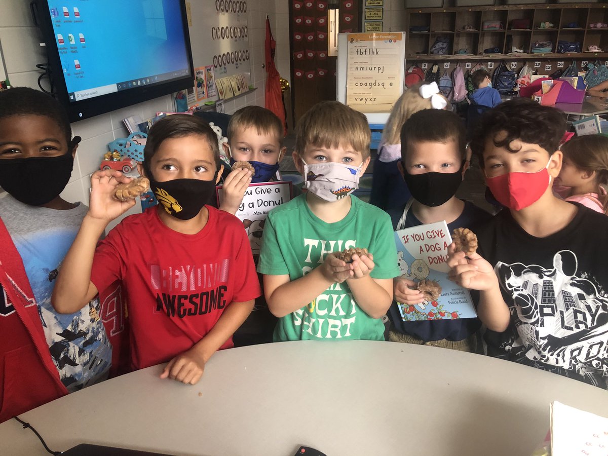 laurieteach's tweet photo. Ended our week with If You Give A Dog A Donut.... 🐶📚🍩 @LauraNumeroff #firstgrade #FridayFun #krispykreme #classbooks #booksaremagic #fmeistheplacetobe https://t.co/akxHb9NUqW