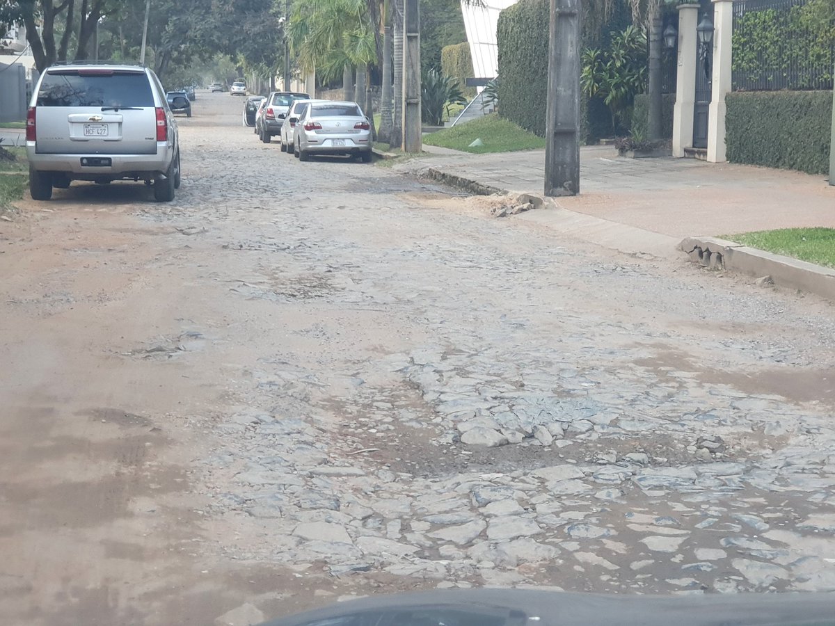 adolfobrudner's tweet photo. @oscarodriguezpy Por favor sera que pueden asfaltar Walt Disney y Dr. Ricardo Odriozola, asi quedo despues de los cambios de cañerias que hizo la @EssapSA https://t.co/7Tl2jqxG9k