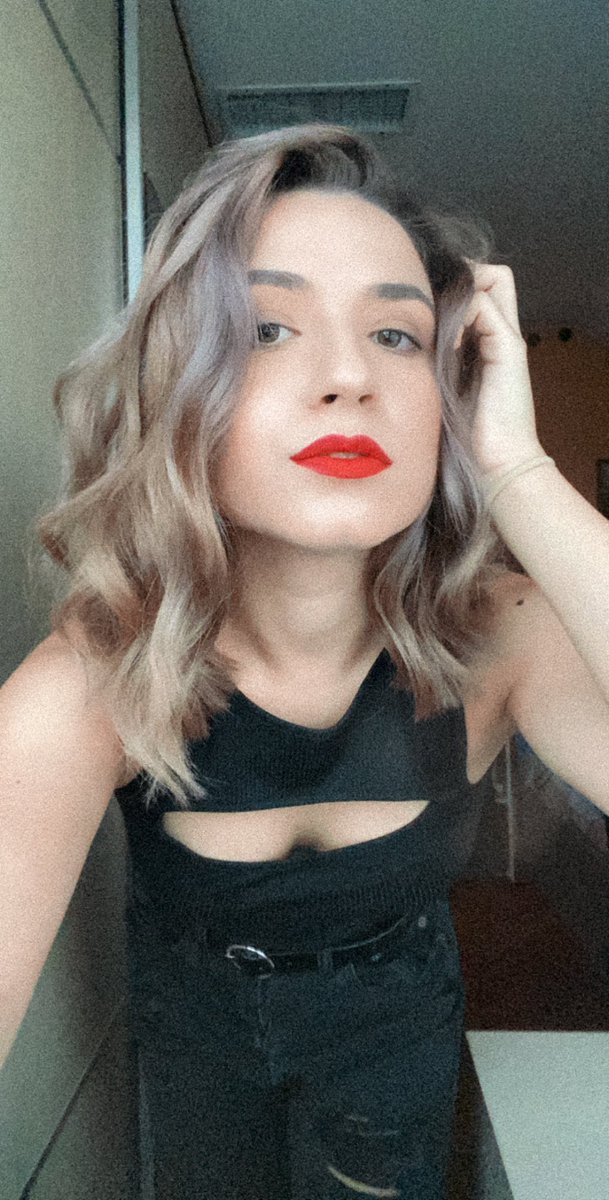 swiftlavignes's tweet image. got my hair cut today