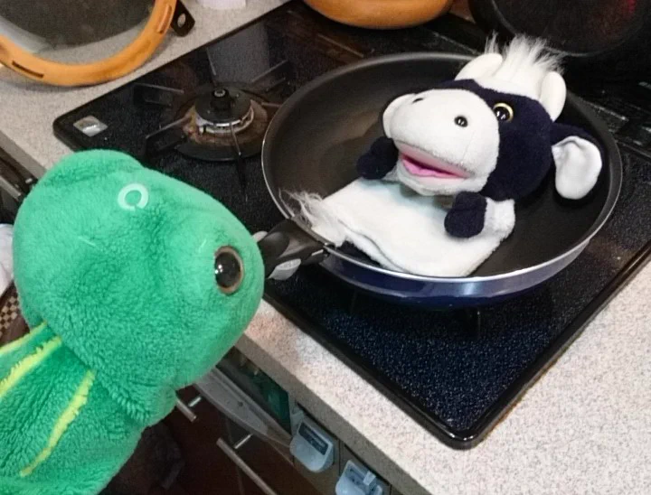 【悲報】うしくん、相方のかえるくんに焼かれる...