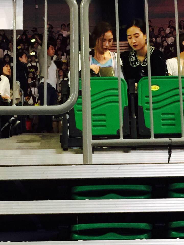 It should come as no surprise that she’s supportive of Youngbae  Attending concerts: solo or BIGBANG:She sat in a regular seat rather than the VIP section, and she also seemed to talk with the audience during the concert (She attended a lot btw )