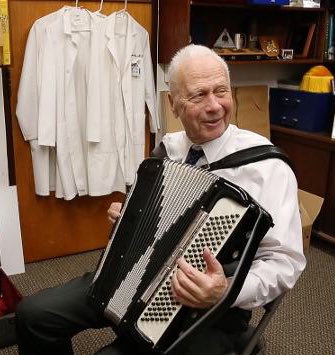 URKesslerTrauma's tweet photo. Dr. Schwartz was an inspiration, mentor, friend and verified icon of #surgery . He will be missed. His legacy will live on in his teachings and skilled hands of surgeons globally. #roc @AmCollSurgeons @URMCSurgery @AmBdSurg @AnnalsofSurgery @JAMASurgery https://t.co/VSCehaglL5
