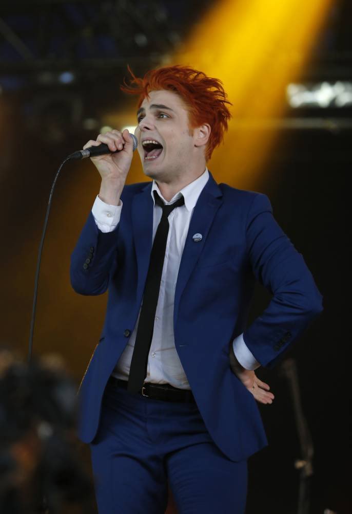 thread where i& #39;m adding a pic of gerard everytime i& #39;m listening to "dont try" (which is a lot)