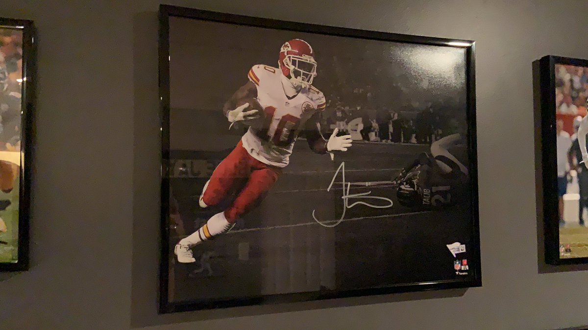 MastahWilly's tweet photo. Would love to put it up with my autographed pic! @cheetah https://t.co/H2Q0KFUFI5