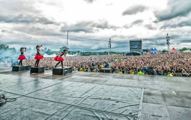 UpKiri_'s tweet photo. 5年前の今日2015年8月29日はイギリスのフェス Reading Festival 2015 に出演した日。METALLICA、Bring Me The Horizon と同じメインステージの一番手。当日ペリスコで生配信してくれた方がいて在宅でめっちゃ盛り上がった思い出w
#BABYMETAL #Reading2015
https://t.co/Xof8Win2do https://t.co/Ho5LnoCVJA