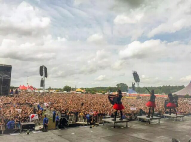 UpKiri_'s tweet photo. 5年前の今日2015年8月29日はイギリスのフェス Reading Festival 2015 に出演した日。METALLICA、Bring Me The Horizon と同じメインステージの一番手。当日ペリスコで生配信してくれた方がいて在宅でめっちゃ盛り上がった思い出w
#BABYMETAL #Reading2015
https://t.co/Xof8Win2do https://t.co/Ho5LnoCVJA