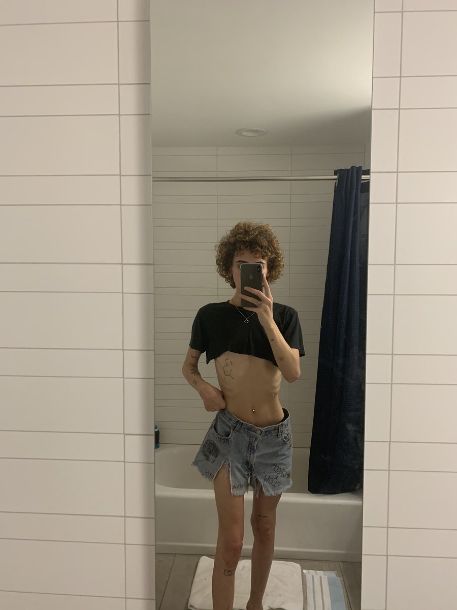 thinterested's tweet photo. tw i did too much ket this morning and had a freak out in the mirror trying to figure out what i looked like https://t.co/NgRmbZ9Xm7