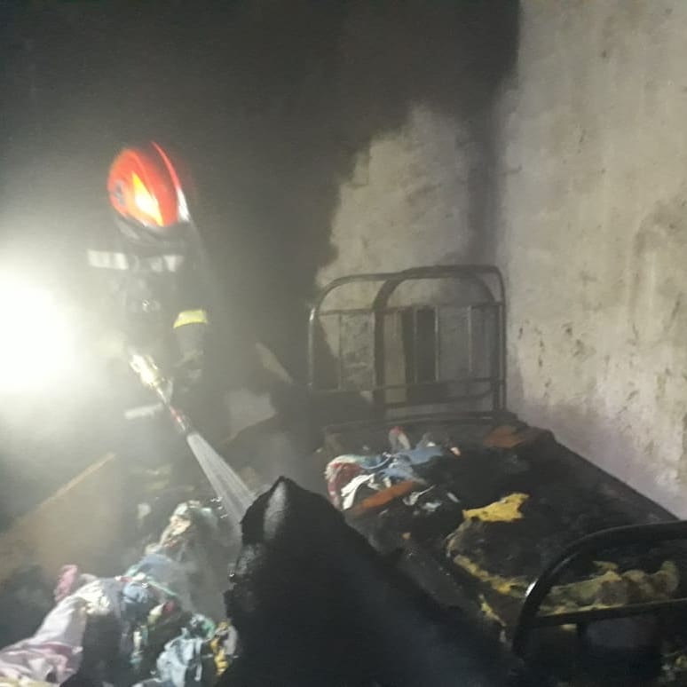 BomberosGuay's tweet photo. Siendo la hora 18:00 se interviene con una  dotación en  continuación de calle La Paz por un incendio en una vivienda. A raíz del hecho se produjeron daños materiales considerables, pero no hubo que lamentar daños en las personas.  👨‍🚒🚨🔥🚒 #incendio #vivienda #bomberosgualeguay https://t.co/3zhE1dWkHa