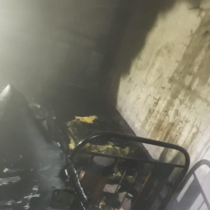 BomberosGuay's tweet photo. Siendo la hora 18:00 se interviene con una  dotación en  continuación de calle La Paz por un incendio en una vivienda. A raíz del hecho se produjeron daños materiales considerables, pero no hubo que lamentar daños en las personas.  👨‍🚒🚨🔥🚒 #incendio #vivienda #bomberosgualeguay https://t.co/3zhE1dWkHa