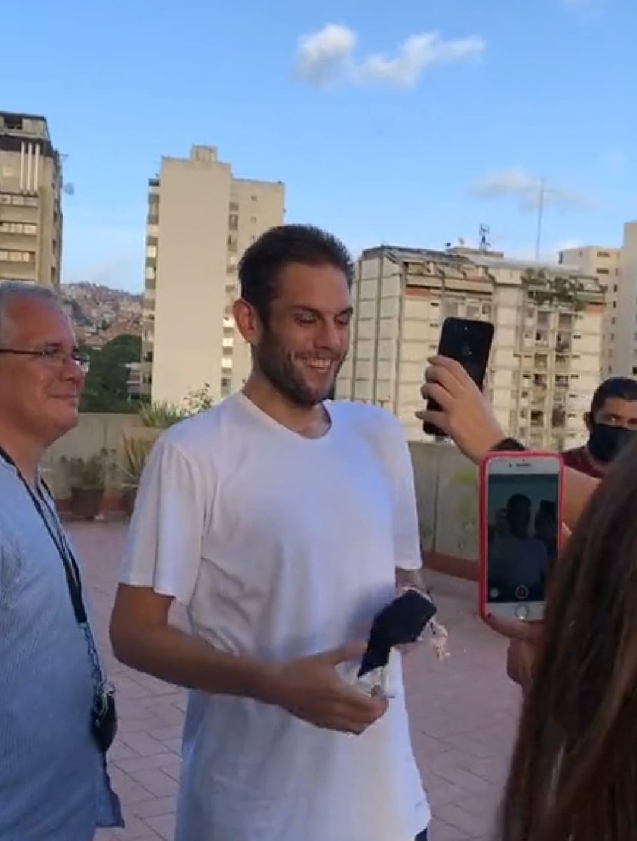 carlaangola's tweet photo. #CasaPorCárcel Todavía no eres libre @JuanRequesens, pero esta sonrisa es un buen primer paso hasta alcanzarla. 
💛💙❤ https://t.co/MEnCfvAJXt