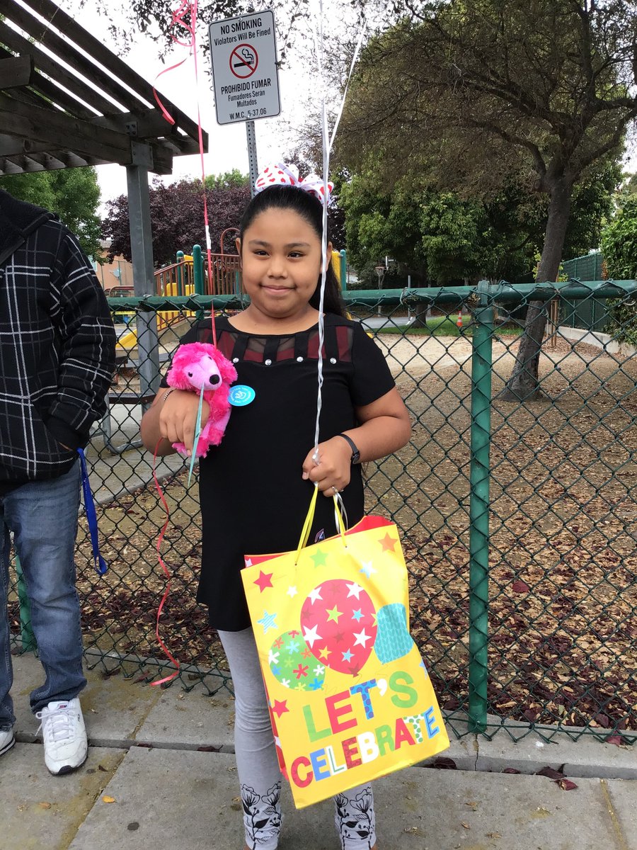 PajaroValleyUSD's tweet photo. Congrats Leslie Damian, 3rd grade of @Radcliff_pvusd for winning the Step by Step, Paso a Paso, Summer Reading Challenge.   #PVUSD is proud of you!
Thank you Encompass of Santa Cruz, @First5SantaCruz and @santacruzcoe @SCSupt for contributing  items for these prizes!
@mlrod32 https://t.co/W4YgKcKjtC