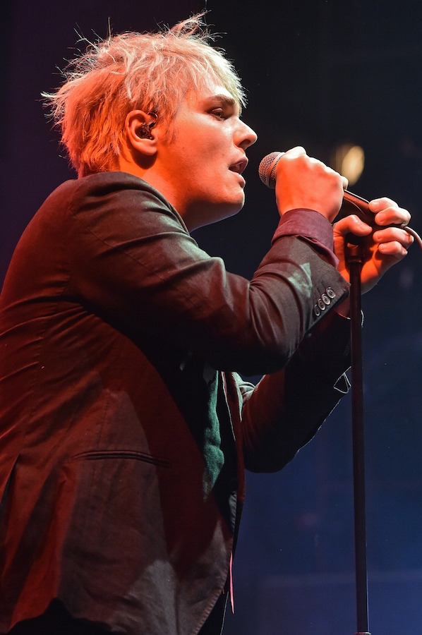 thread where i& #39;m adding a pic of gerard everytime i& #39;m listening to "dont try" (which is a lot)
