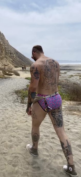 . @jamieforeverx took a pic of my butt while leaving the beach. https://t.co/K8hpfFcST9<a class="tags" href="/tag/jamieforeverx">@jamieforeverx</a>