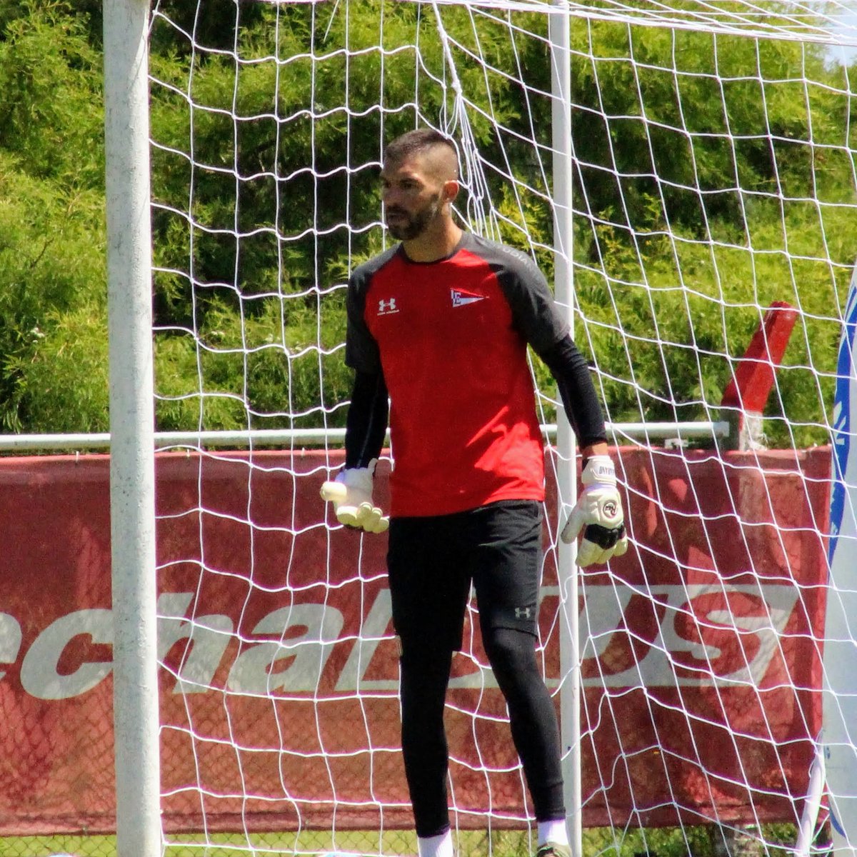 Postalespincha's tweet photo. Tremendo arquero tenemos @marianoandujar21 CAPITÁN y referente de nuestro equipo 
#EDLP es pasión 🔴⚪🔴🇦🇹🦁 https://t.co/OzTdMw9tf3