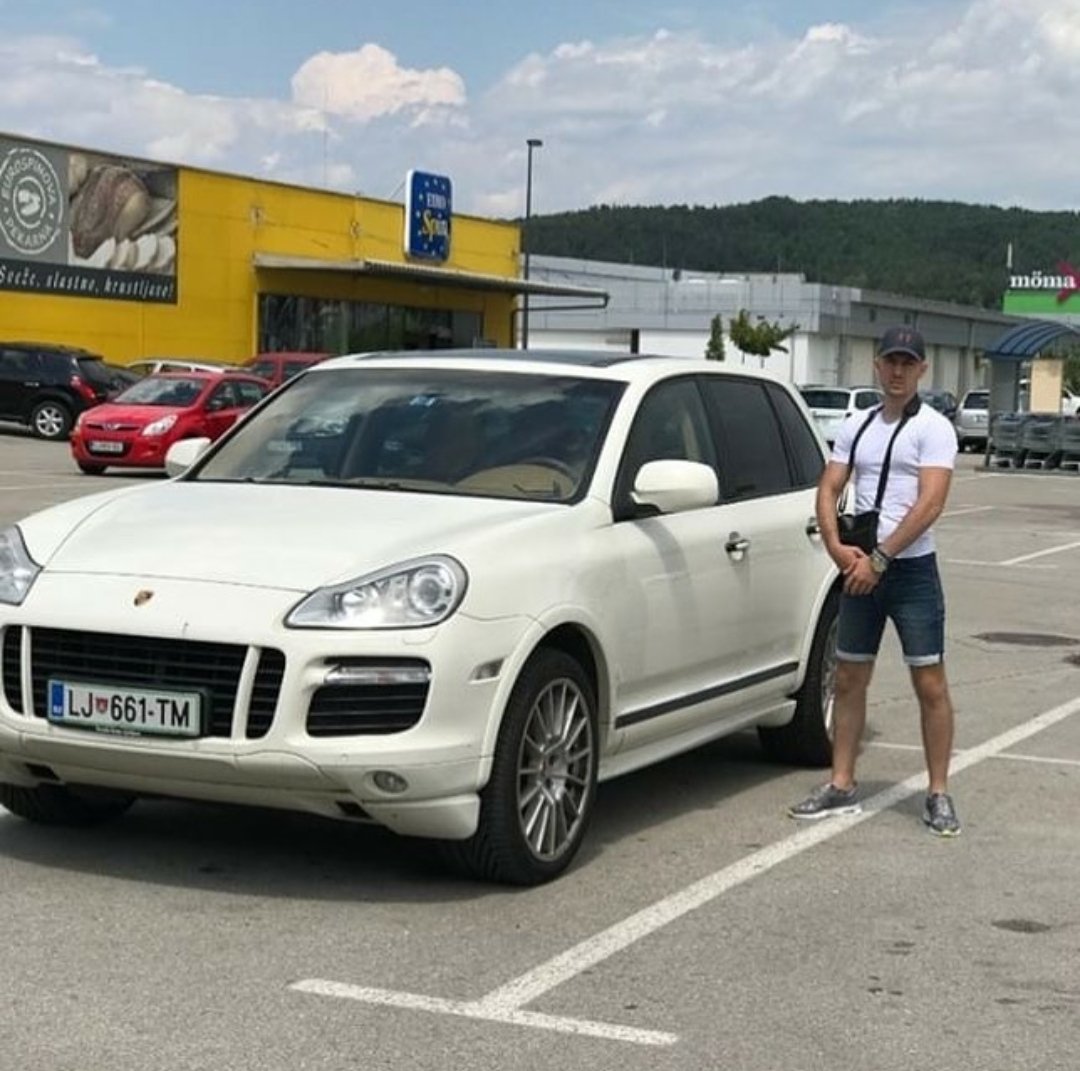 purplmi's tweet photo. Ah ja moj osebni suženj pred mojim 7 porscherjom ko čaka da mi lahko odpre vrata medtem ko jaz hodim iz Hoferja. Gotta love to see it #slavegoals #samopozitiva #legendice https://t.co/UfFr3JSCRl