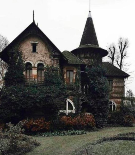 AttitudeCo's tweet photo. Would you live here?🔮🦇
📷 _creepy_sweet_houses
#AttitudeClothing #WitchesHome #GothicHouse https://t.co/PpBwnvr9Oc