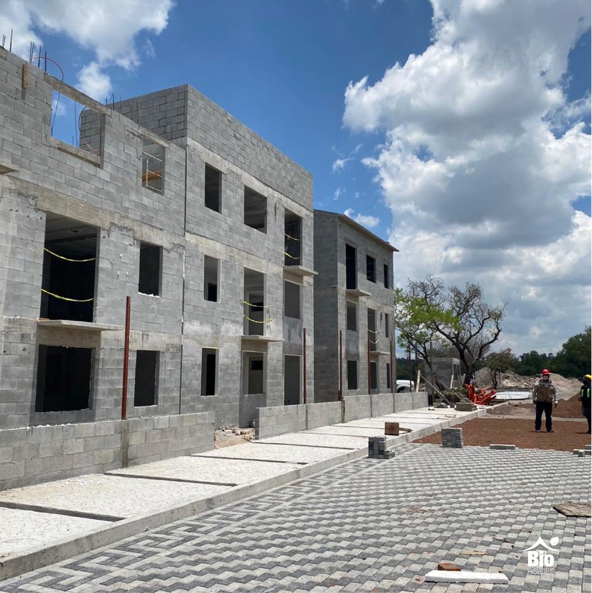 BioAislantesMx's tweet photo. ¡Nuevo cliente, nuevo caso de éxito! ✅ @comunidadescomvive
Felices de contribuir a la renovación verde de México. #mexicoverde 🍃
#EficienciaTermica #Edificaciones #CoreFoam #HuellaDeCarbono https://t.co/OmYUkFLtUN