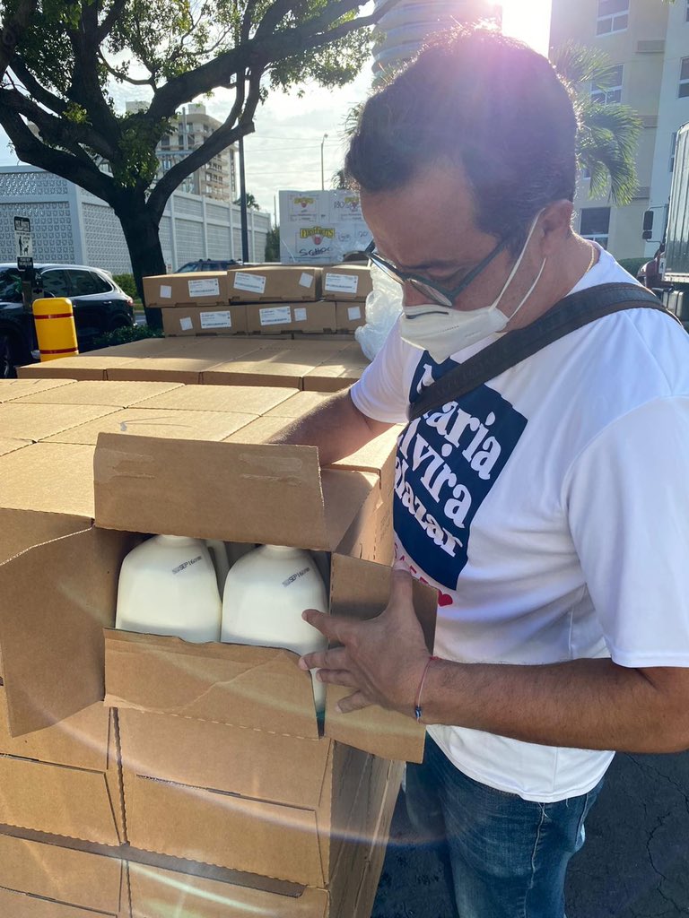 MaElviraSalazar's tweet photo. During our food distribution in #MiamiBeach 🌊, I was able to spend some time listening to the concerns and talk about ways to solve problems.
Thank you for your support, ideas and encouragement!
#FL27 #TeamMariaElvira #MariaforCongress https://t.co/rzRrhxBJ47