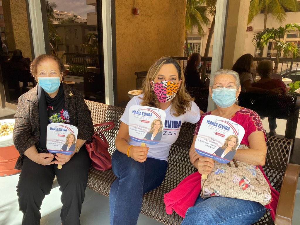 MaElviraSalazar's tweet photo. During our food distribution in #MiamiBeach 🌊, I was able to spend some time listening to the concerns and talk about ways to solve problems.
Thank you for your support, ideas and encouragement!
#FL27 #TeamMariaElvira #MariaforCongress https://t.co/rzRrhxBJ47