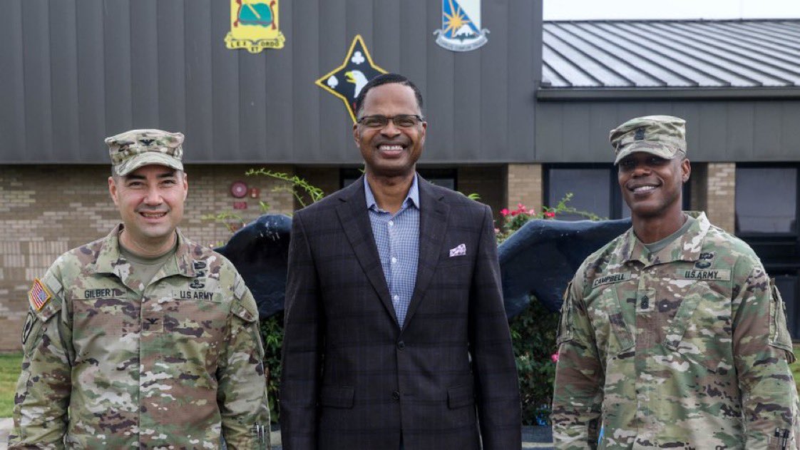 101DSBCDR's tweet photo. I had a great time today catching up with my good friend CSM (Ret.) James K. Sims, @ArmyMateriel’s 15th command sergeant major, at @FortCampbell and @101stLifeliners 
#Leadership https://t.co/SPLdCRU6UW