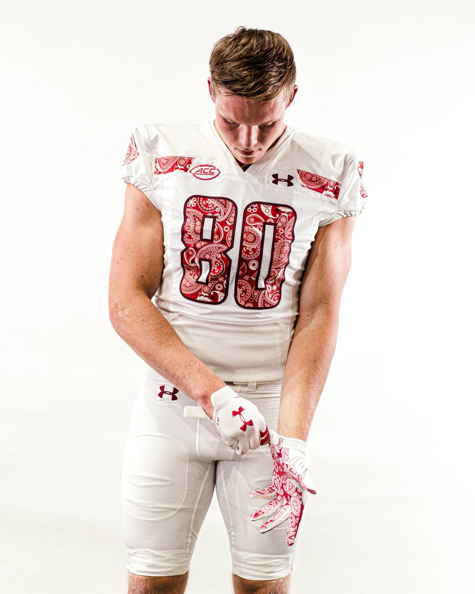BCFootball's tweet photo. Red Bandanna x @UAFootball 👀

📸 https://t.co/JkfVoDlMWt https://t.co/PF7F6VRRYj