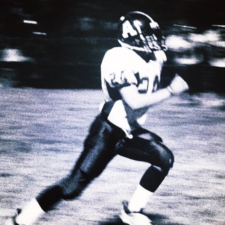 drcalcei's tweet photo. Thinking about all the high school football players embarking on a new season tonight. Play hard, stay safe, and enjoy every second! #ohiohighschoolfootball #FridayNightLights #teamdoc #sportssurgeon @auroraathletics @GreenmenFB https://t.co/KyMP32RBwY