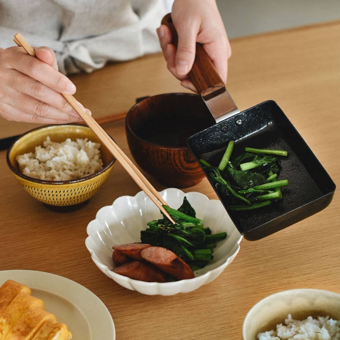 北欧 暮らしの道具店 On Twitter 朝ごはんやお弁当の定番 玉子焼 ふっくら綺麗にできると なんだか嬉しくなりますよね Ambaiの フライパンは均一に熱が加わるので コツいらずで綺麗に焼けるんです 忙しい朝にもう一品 をつくるときにも役立ちます Ambai 玉子